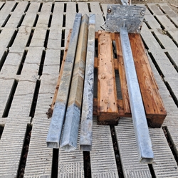 1 stk. brugt 70x70 mm. stolpe med stor fodplade, længde: 1,50 m.